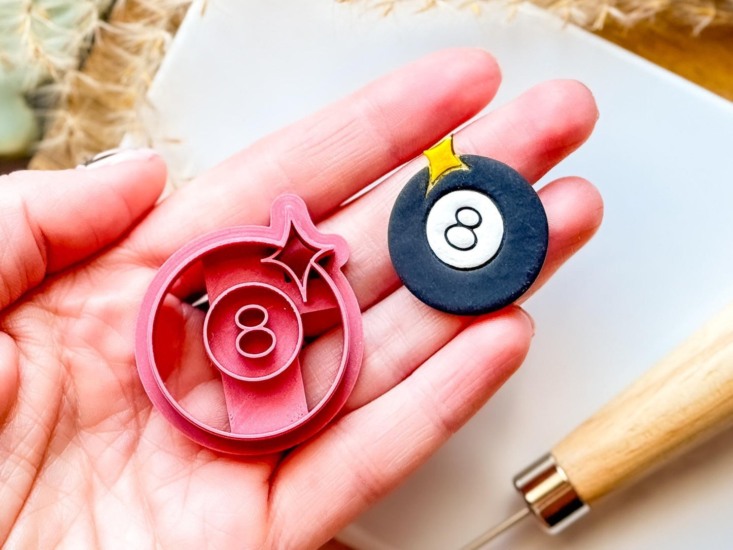 Snooker ball clay cutter in hand