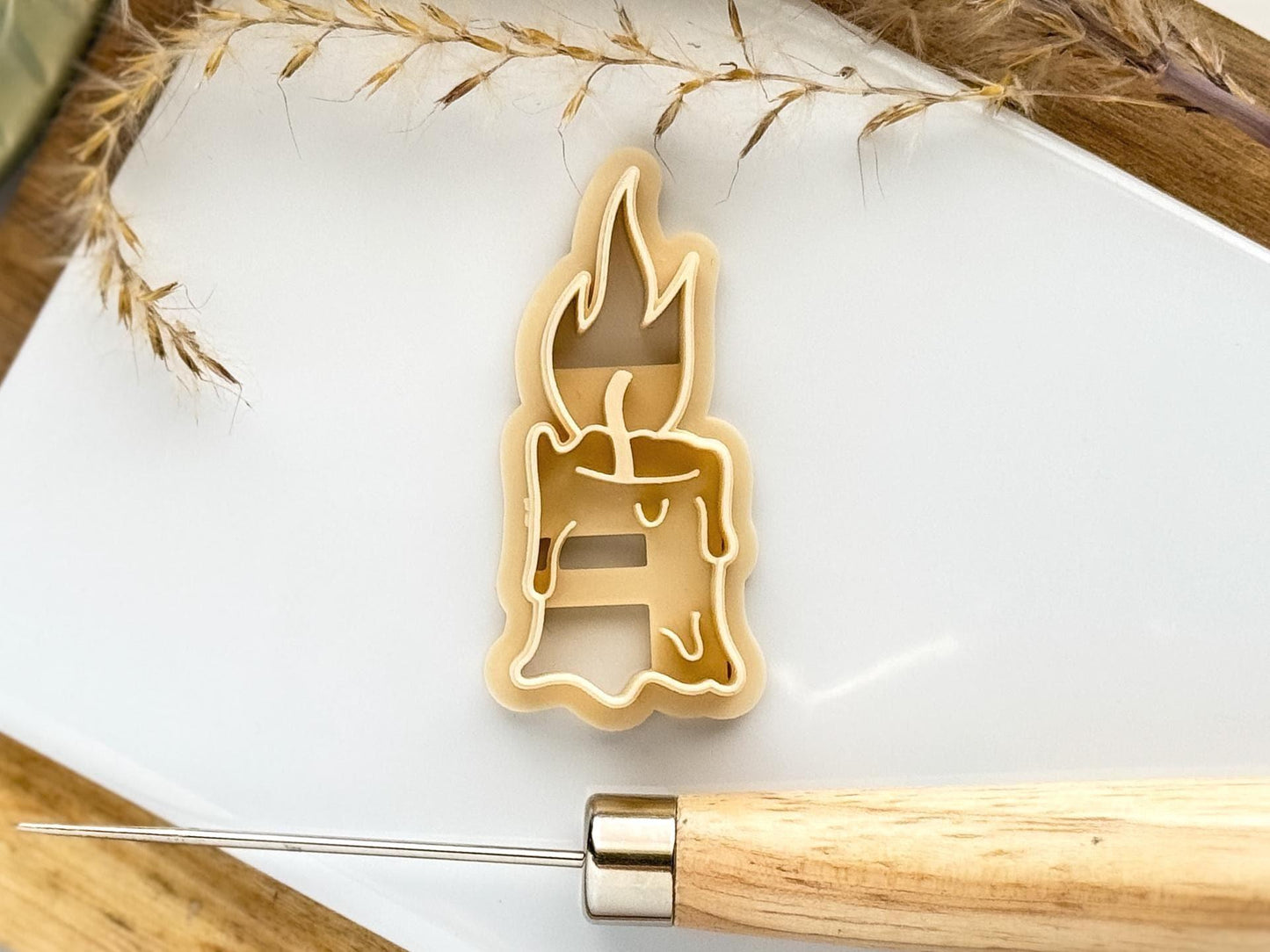 Beige coloured candle cutter for clay and similar materials