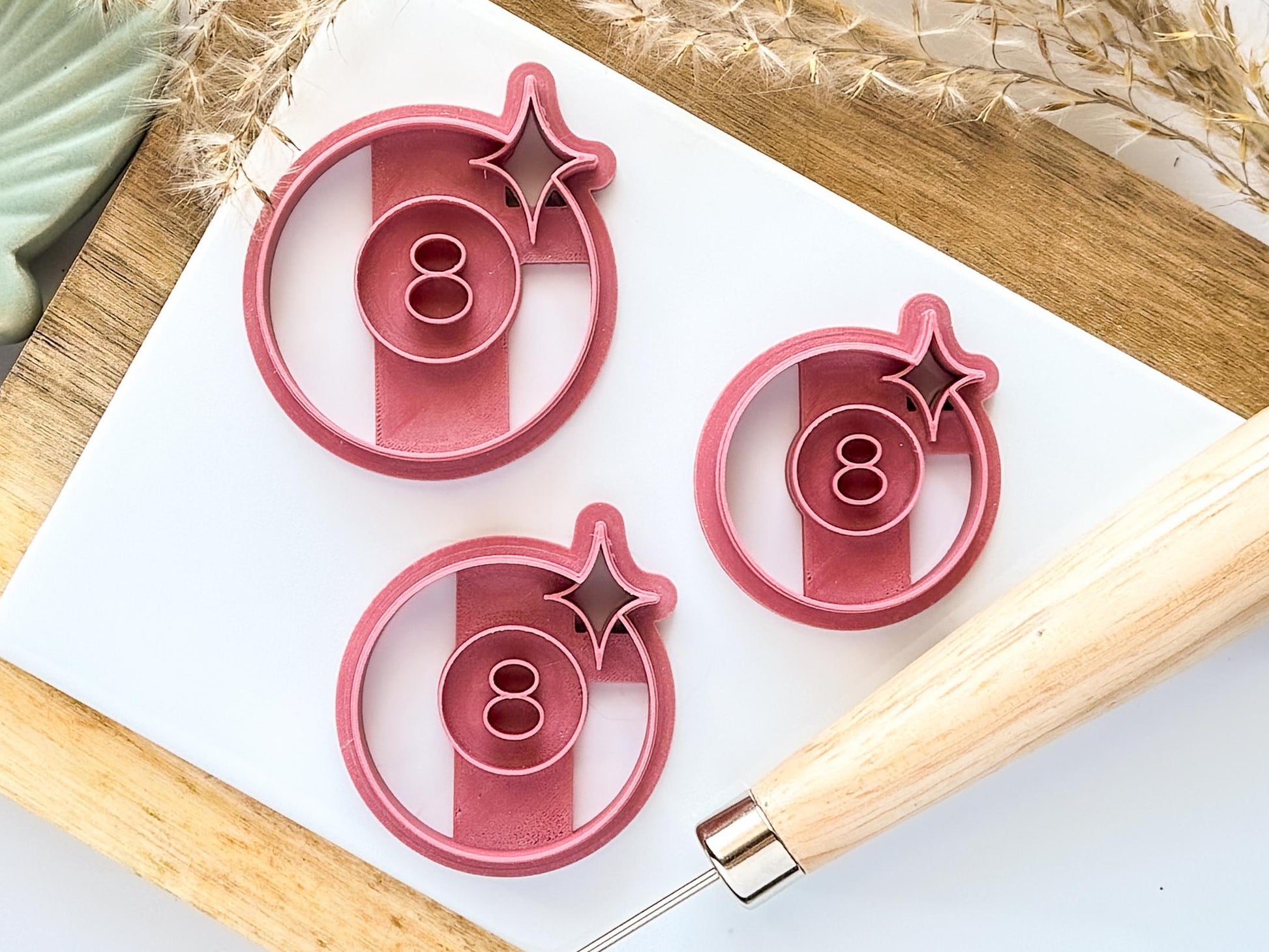 Various sizes of pool ball clay cutter