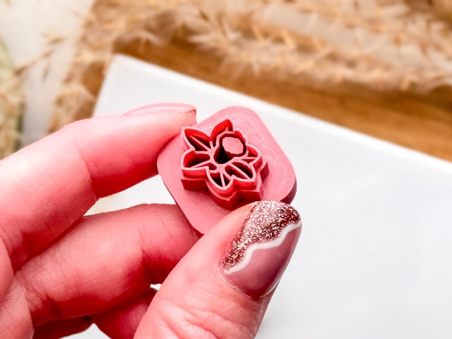 Tilting view of the daffodil spring flower clay cutter