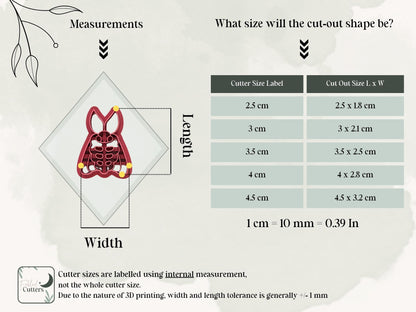 Size guide for a cute moth polymer clay cutter showing how cutter labels relate to the finished clay shape dimensions. Includes measurements for 2.5 cm, 3 cm, 3.5 cm, 4 cm and 4.5 cm cutters, plus width and length reference points.